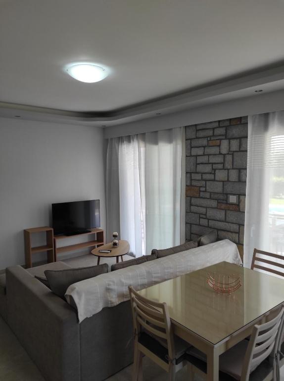 Telewizja i/lub zestaw kina domowego w obiekcie Iris Villas Complex