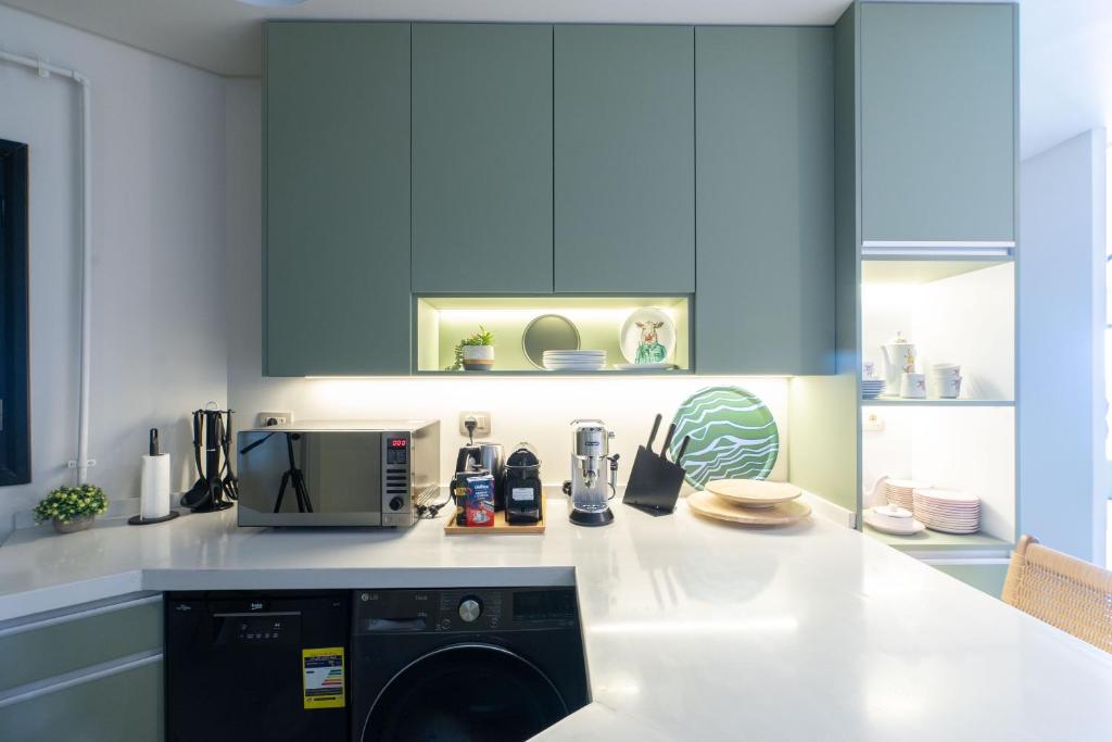 Kuchyň nebo kuchyňský kout v ubytování Nabeel Homes - Designer Seaview Condo - 208