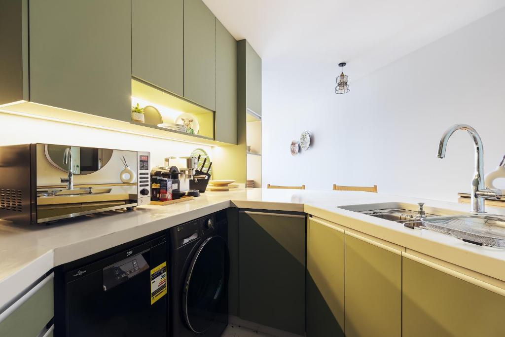 Kuchyň nebo kuchyňský kout v ubytování Nabeel Homes - Designer Seaview Condo - 208