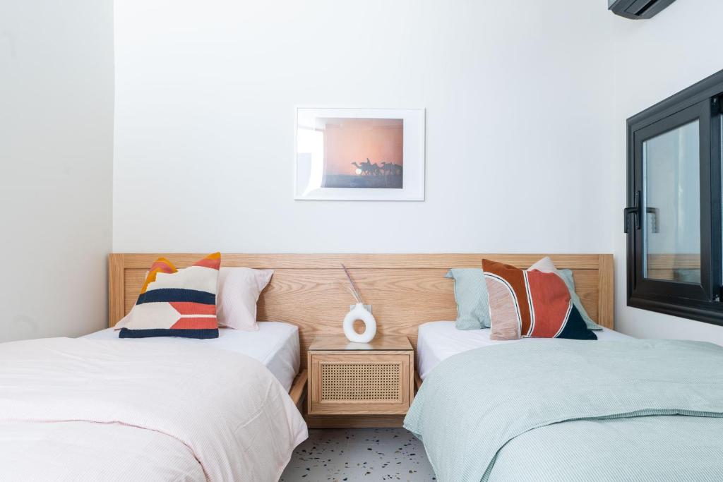 Postel nebo postele na pokoji v ubytování Nabeel Homes - Designer Seaview Condo - 208