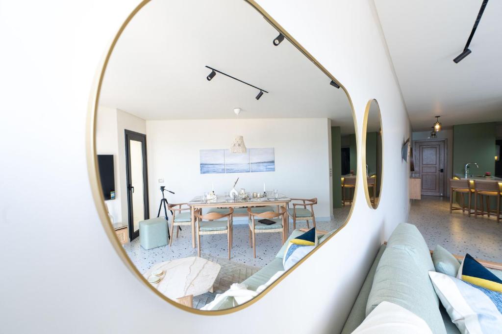 Posezení v ubytování Nabeel Homes - Designer Seaview Condo - 208
