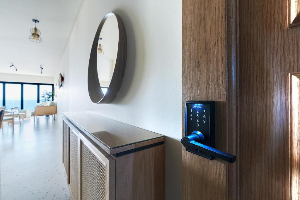 Fotografie z fotogalerie ubytování Nabeel Homes - Designer Seaview Condo - 208 v destinaci Alexandria