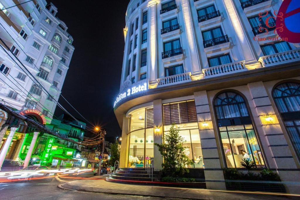 un edificio en una calle de la ciudad por la noche en Ciao Saigon 2 Hotel en Ho Chi Minh