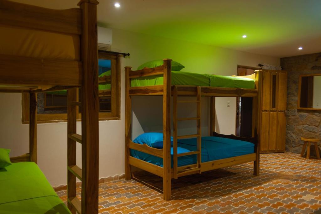 タガンガにあるCasa Arevの二段ベッド2組が備わる二段ベッド付きの客室です。