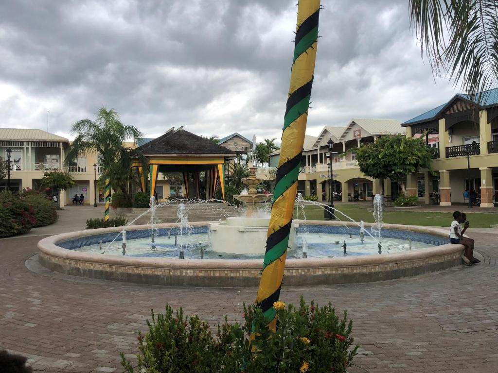 Bazén v ubytování Chaudhry Holiday House Montego Bay nebo v jeho okolí