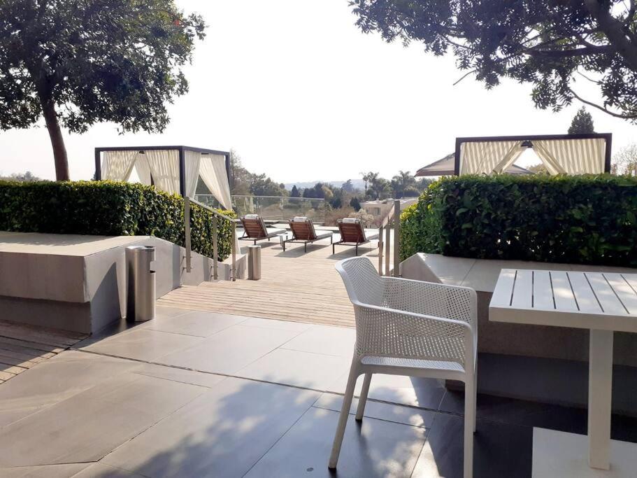 une rangée de bancs et une table et des chaises dans l'établissement 530 on the Parks, à Johannesbourg