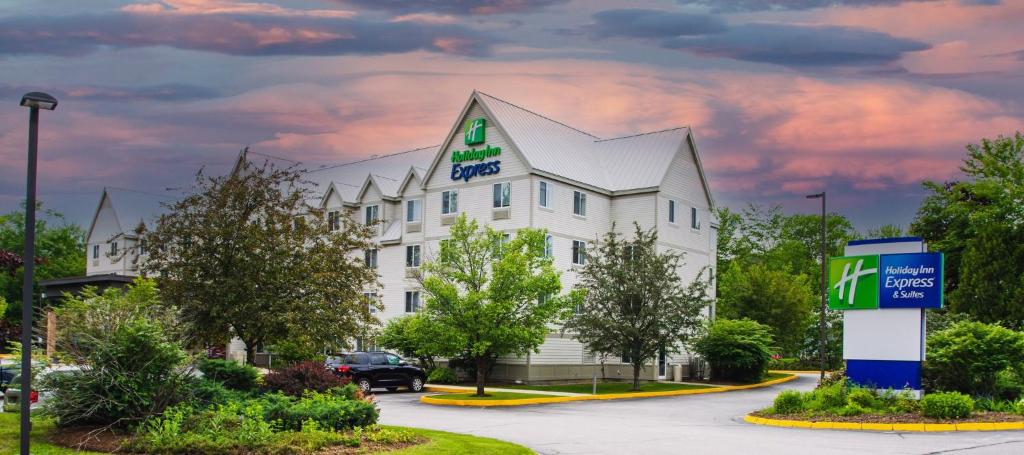 ein Hotel mit einem Schild vor einem Gebäude in der Unterkunft Holiday Inn Express & Suites - Lincoln East - White Mountains, an IHG Hotel in Lincoln