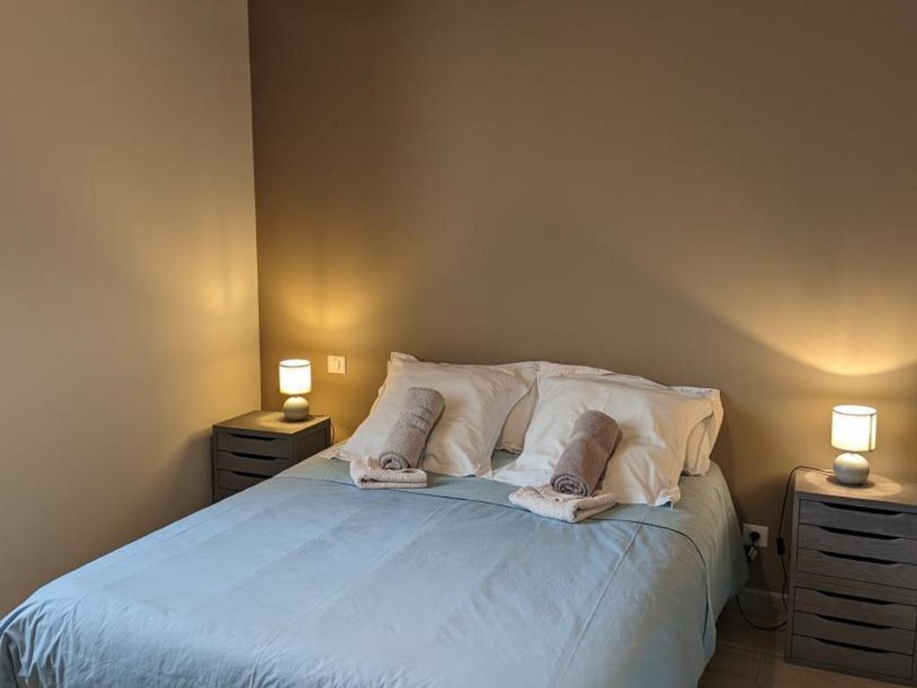 Katil atau katil-katil dalam bilik di G&icirc;te Salles-de-Barbezieux, 5 pi&egrave;ces, 8 personnes - FR-1-653-87
