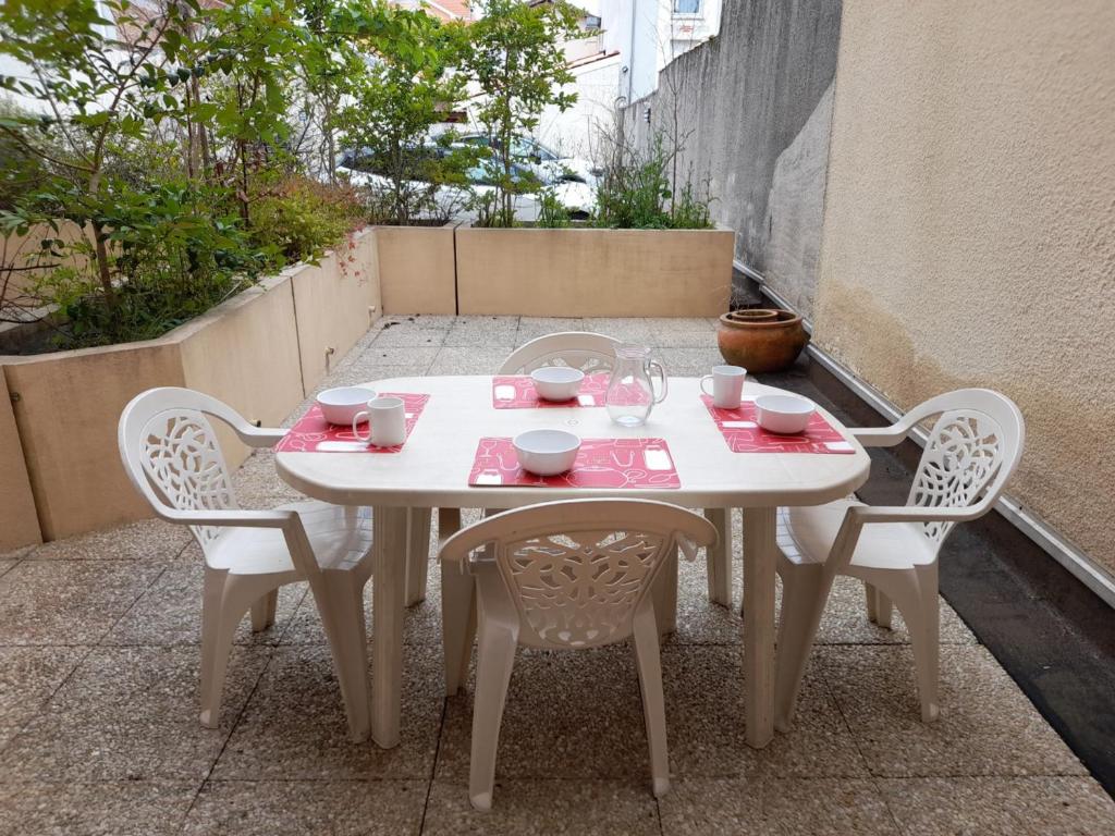 een witte tafel en stoelen op een patio bij Appartement Arcachon, 2 pièces, 4 personnes - FR-1-319-506 in Arcachon