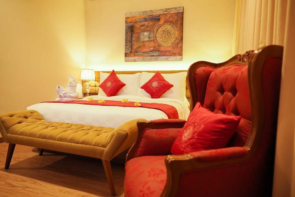 Postel nebo postele na pokoji v ubytování Ramada by Wyndham Yogyakarta