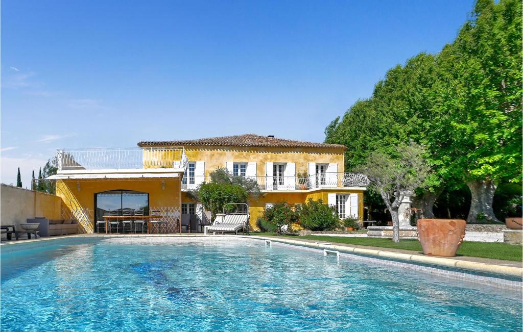 リル・シュル・ラ・ソルギュにあるNice Home In Lisle Sur La Sorgue With 6 Bedrooms And Outdoor Swimming Poolの家の前の大型スイミングプール