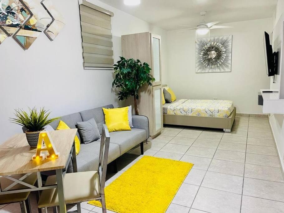 - un salon avec un canapé et une table dans l'établissement Domo Arigato 3, à San Juan