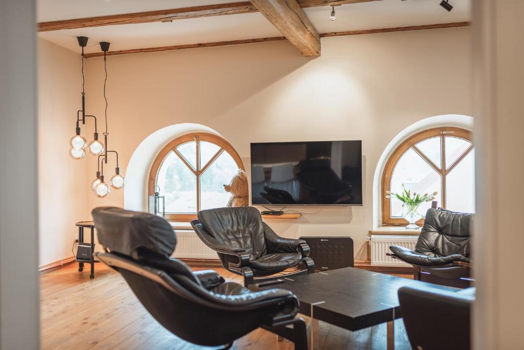 Televízia a/alebo spoločenská miestnosť v ubytovaní Duży Apartament Duszniki-Zdrój