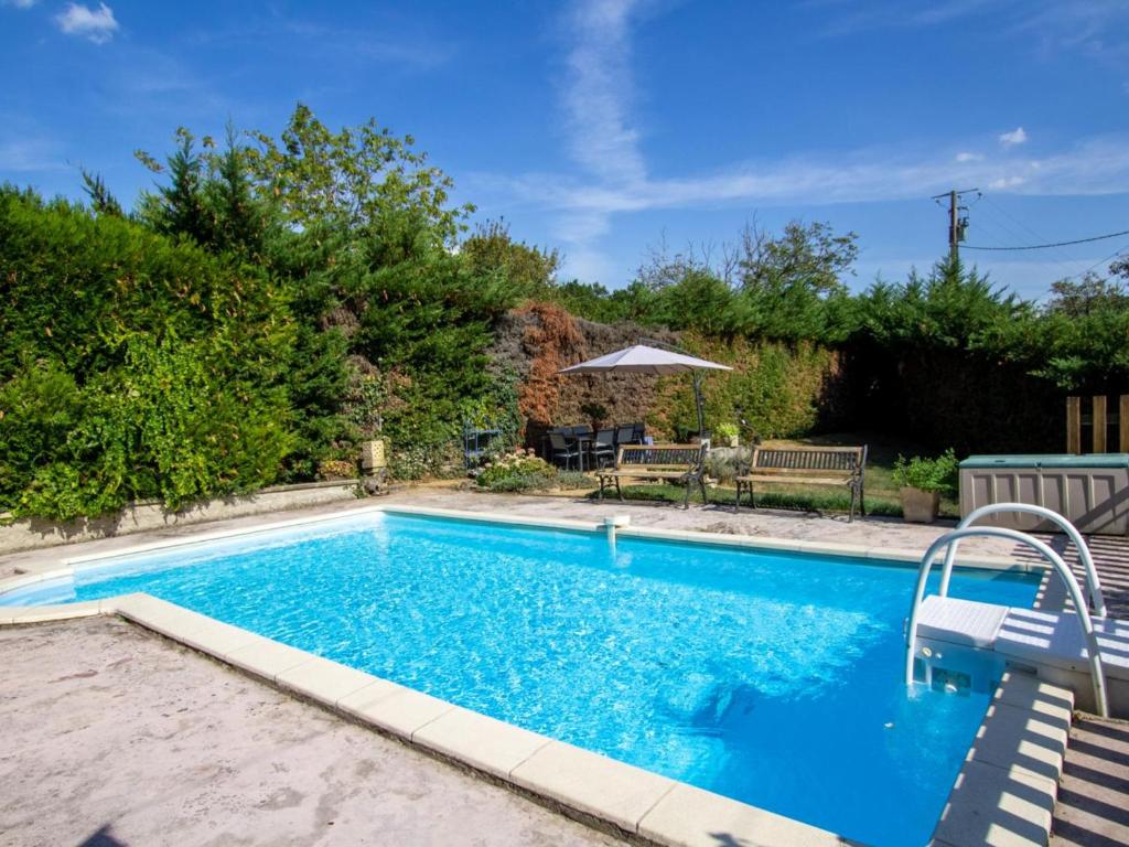 einen Pool mit blauem Wasser im Hof in der Unterkunft Gîte La Bachellerie, 4 pièces, 6 personnes - FR-1-616-294 in La Bachellerie