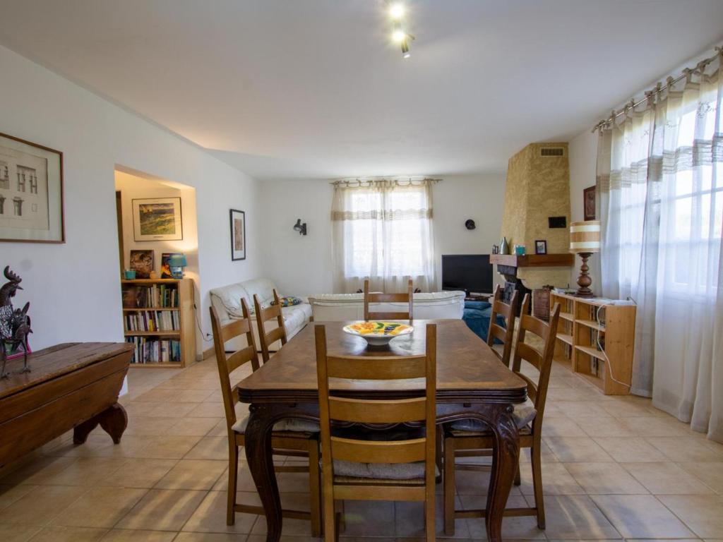 a kitchen and dining room with a table and chairs at Gîte La Bachellerie, 4 pièces, 6 personnes - FR-1-616-294 in La Bachellerie
