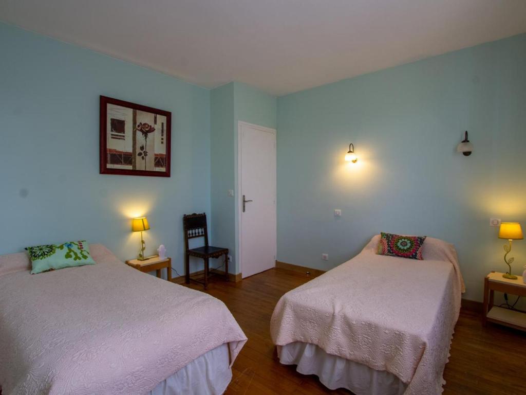 two beds in a room with blue walls at Gîte La Bachellerie, 4 pièces, 6 personnes - FR-1-616-294 in La Bachellerie