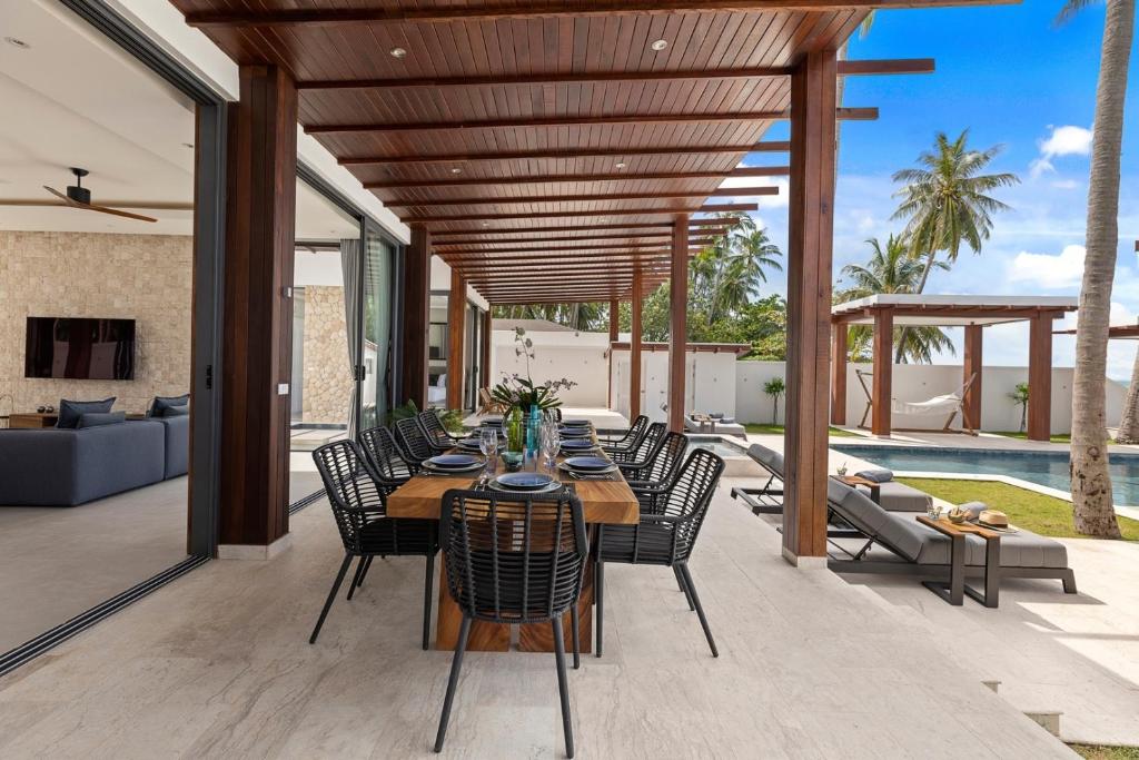 Villa Hanna Luxury Beachfront Koh Samui内部或周边的泳池