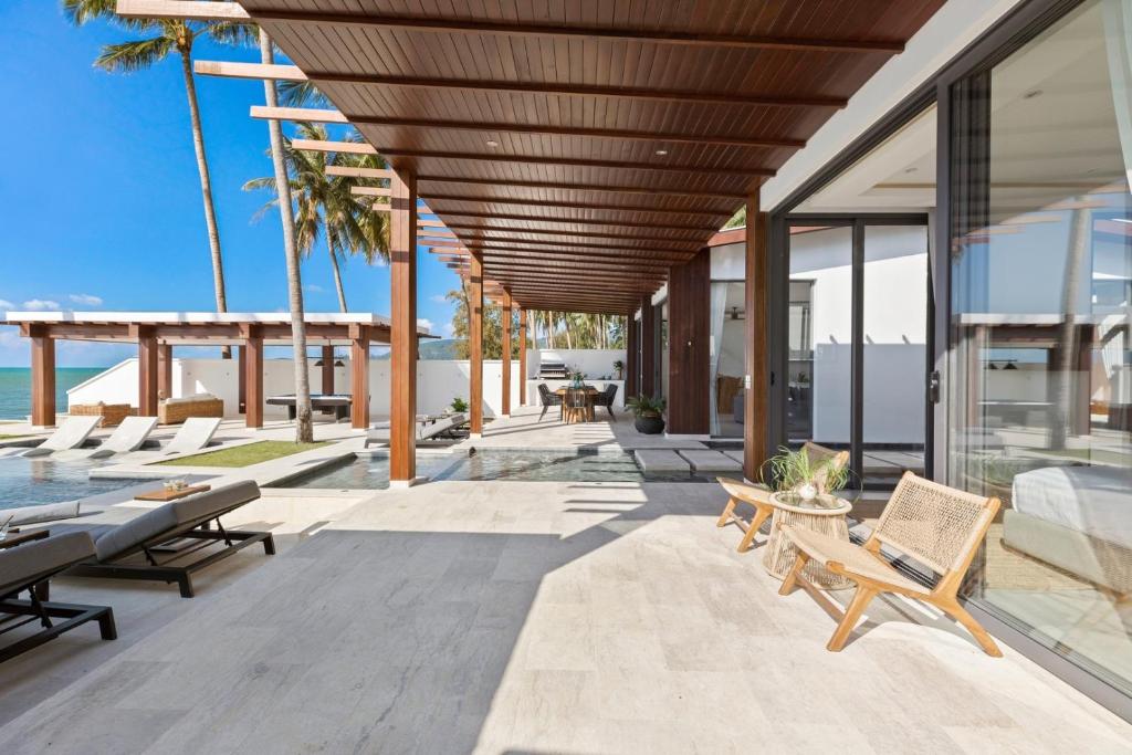 Villa Hanna Luxury Beachfront Koh Samui的阳台或露台