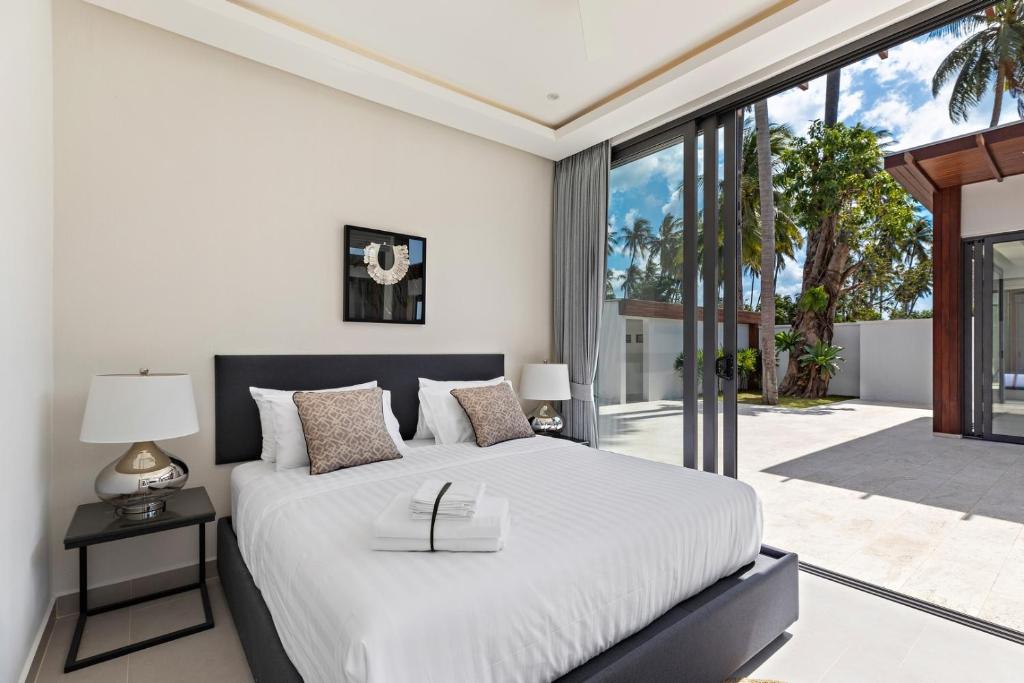 Villa Hanna Luxury Beachfront Koh Samui客房内的一张或多张床位