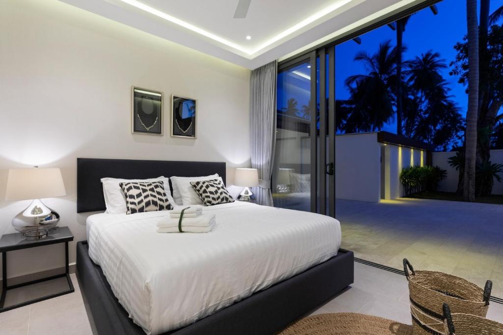 Villa Hanna Luxury Beachfront Koh Samui客房内的一张或多张床位