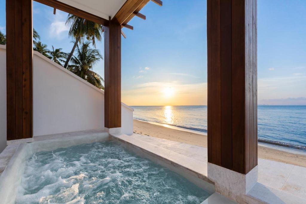 苏梅岛Villa Hanna Luxury Beachfront Koh Samui的海滩别墅内的热水浴池