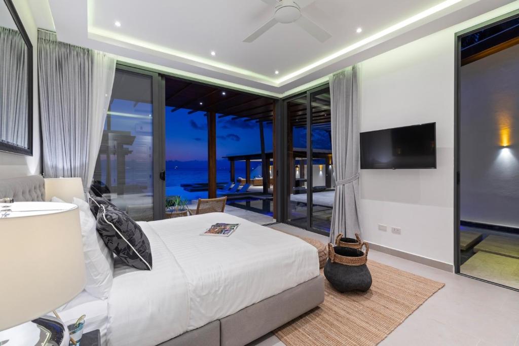 Villa Hanna Luxury Beachfront Koh Samui的电视和/或娱乐中心