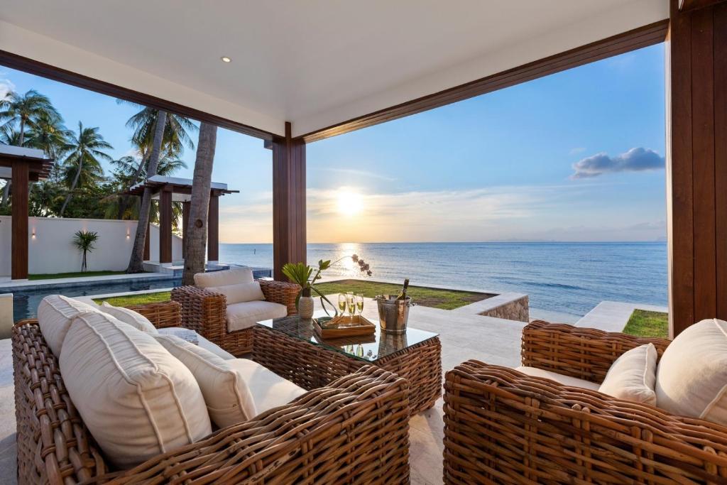 苏梅岛Villa Hanna Luxury Beachfront Koh Samui的海景户外庭院