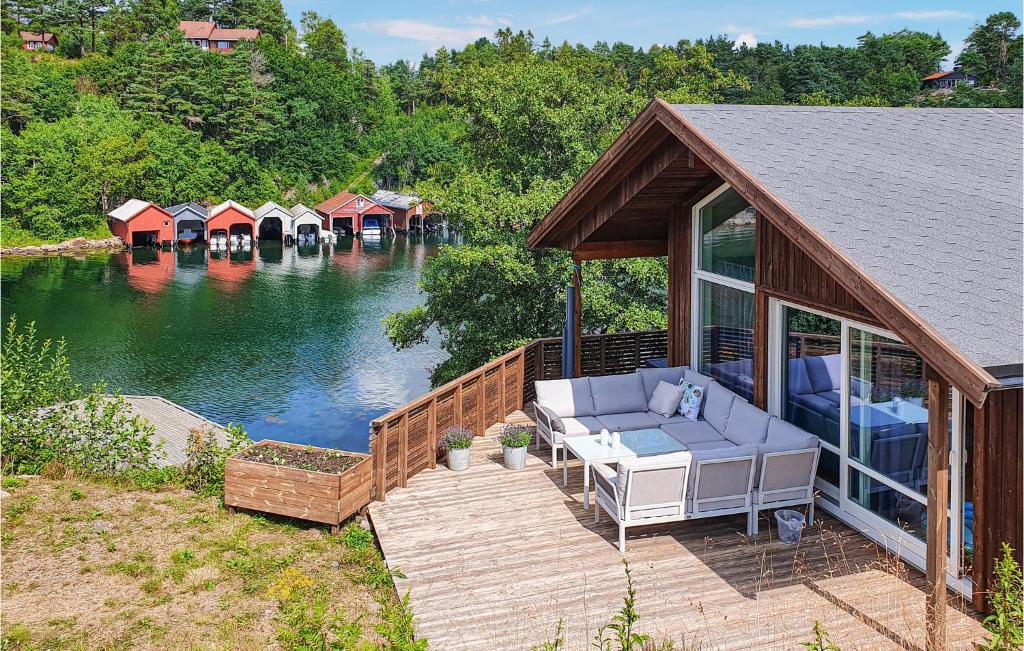 una vista aérea de una casa en un río en Amazing Home In Mandal With Kitchen en Mandal