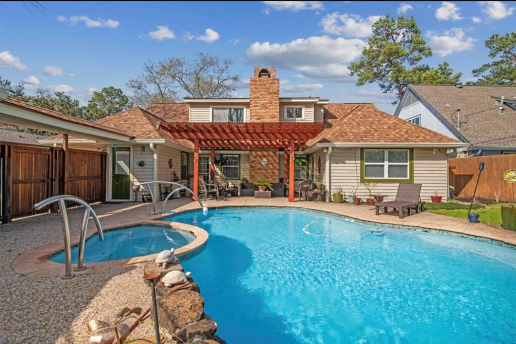 uma piscina em frente a uma casa em Houston’s 4 BR 2B with Pool em Houston