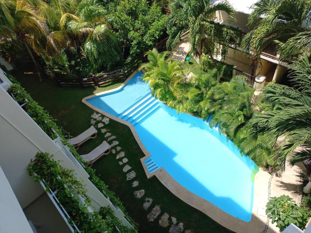 an overhead view of a large swimming pool in a resort at Hotel Posada Sian Kaan in Playa del Carmen
