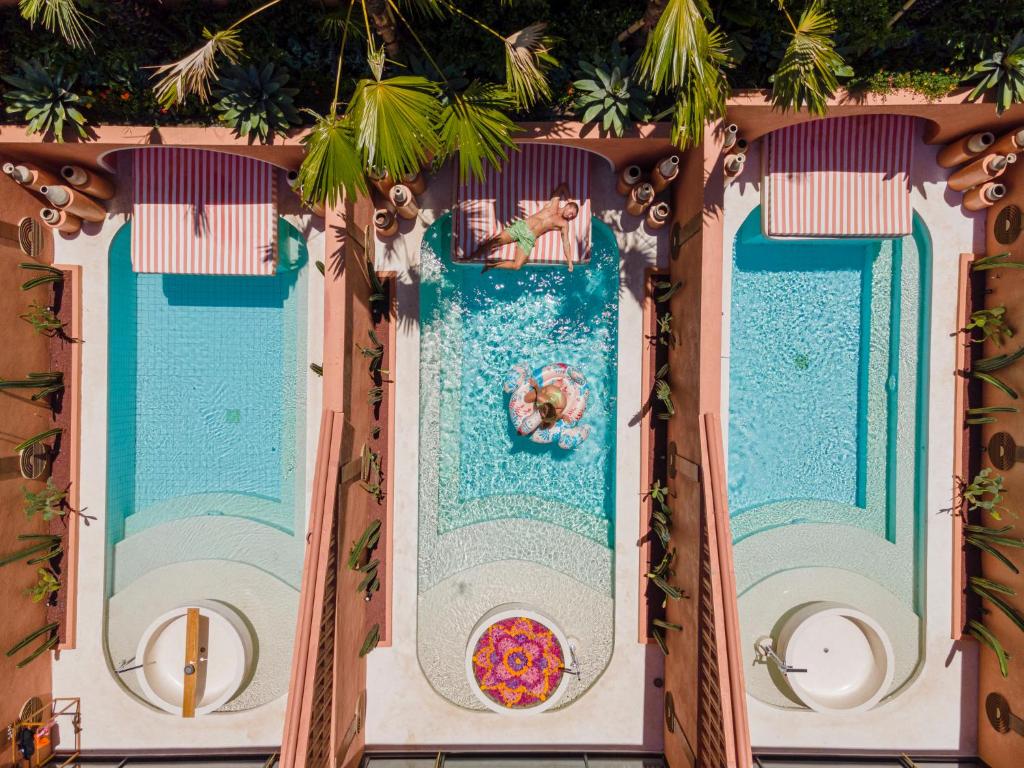 eine Wasserrutsche in einem Themenpark in der Unterkunft Cyrus Villa Seminyak by Ini Vie Hospitality in Seminyak