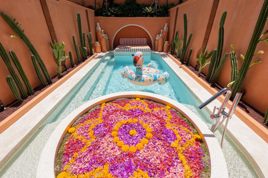 Der Swimmingpool an oder in der Nähe von Cyrus Villa Seminyak by Ini Vie Hospitality