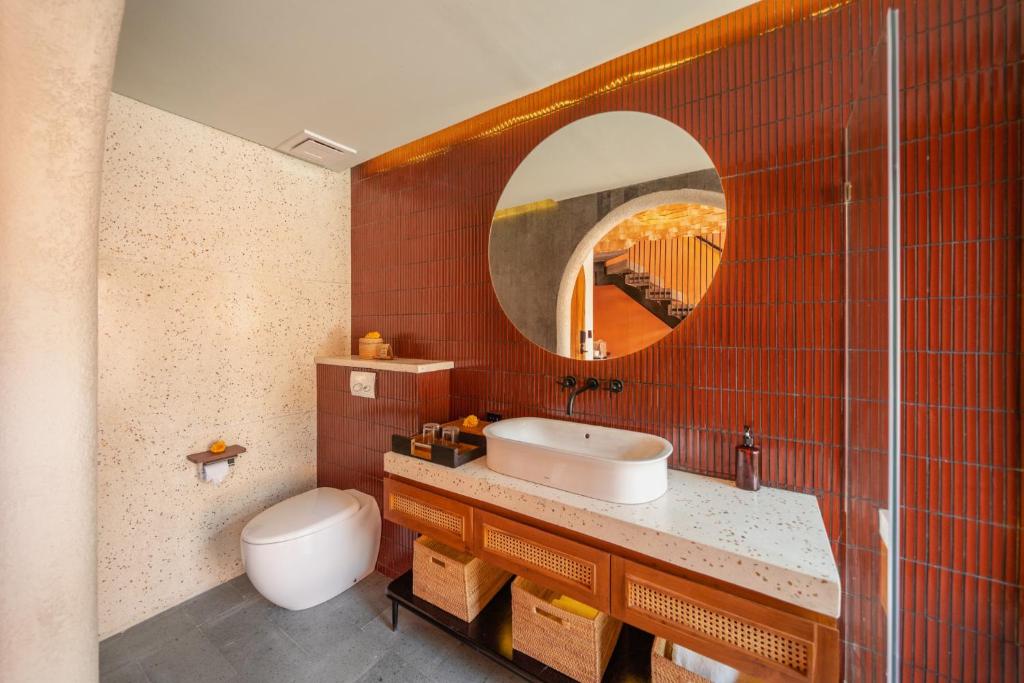 Ein Badezimmer in der Unterkunft Cyrus Villa Seminyak by Ini Vie Hospitality