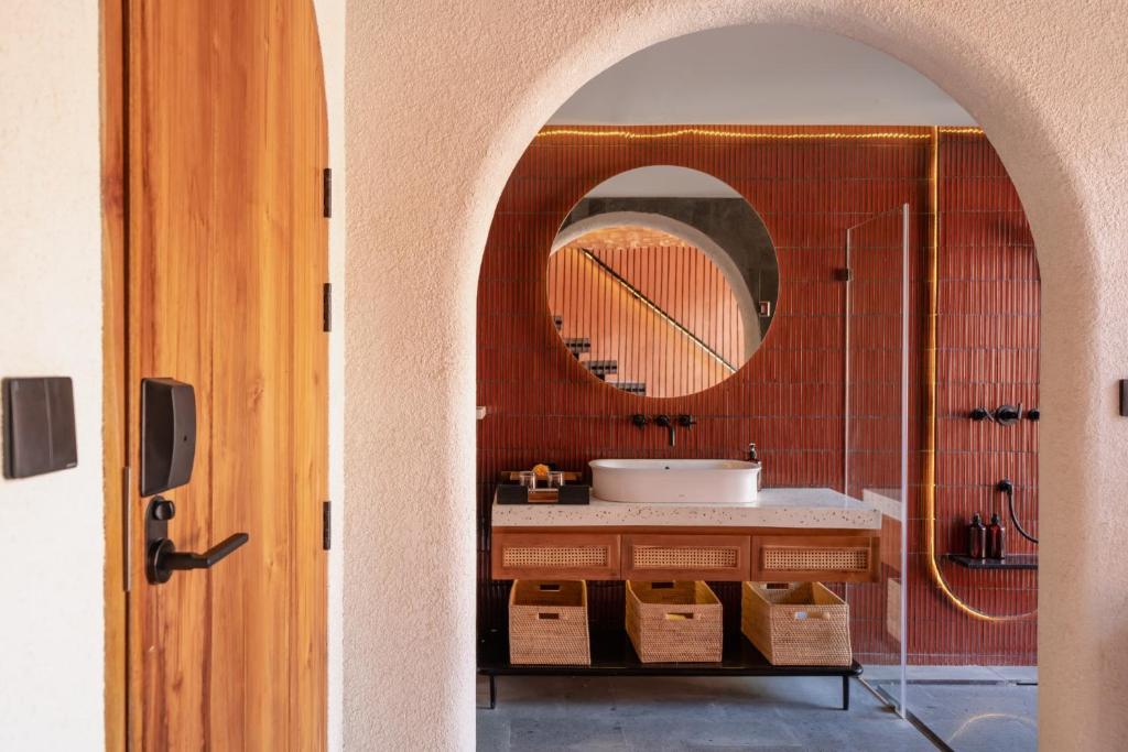 ein Badezimmer mit Waschbecken und Spiegel in der Unterkunft Cyrus Villa Seminyak by Ini Vie Hospitality in Seminyak