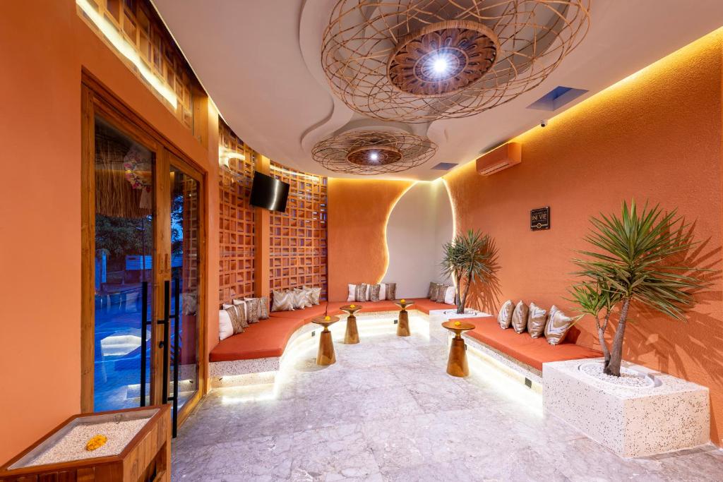 Ein Sitzbereich in der Unterkunft Cyrus Villa Seminyak by Ini Vie Hospitality