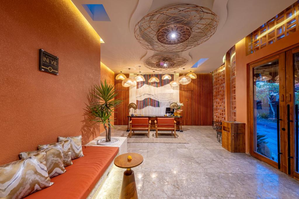Ein Sitzbereich in der Unterkunft Cyrus Villa Seminyak by Ini Vie Hospitality