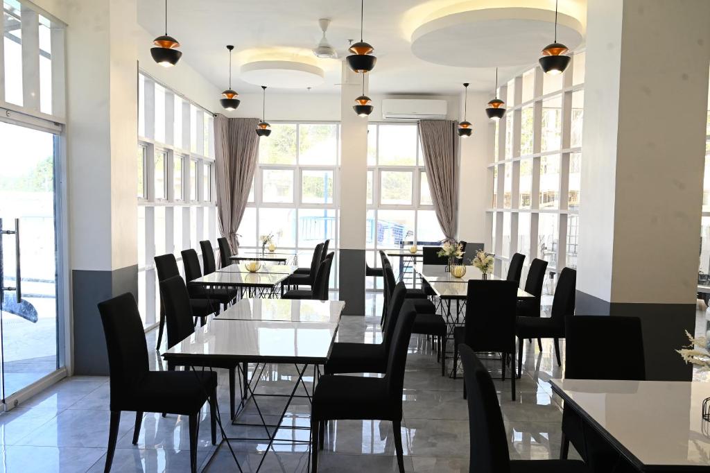 Restaurace v ubytování J&V Hotel and Resort