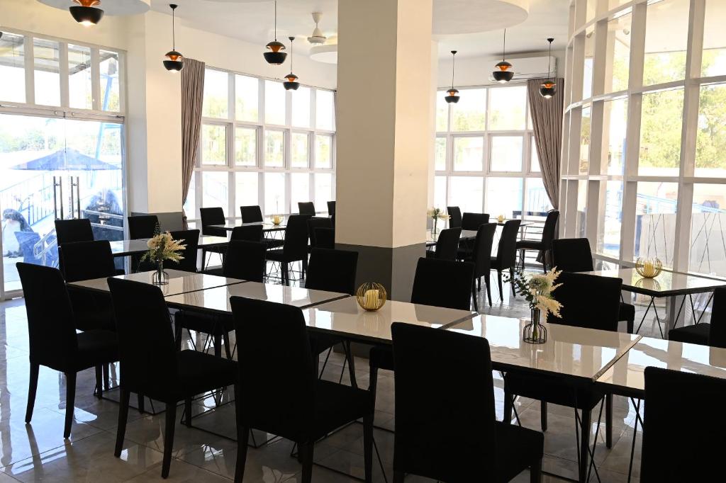 Restaurace v ubytování J&V Hotel and Resort