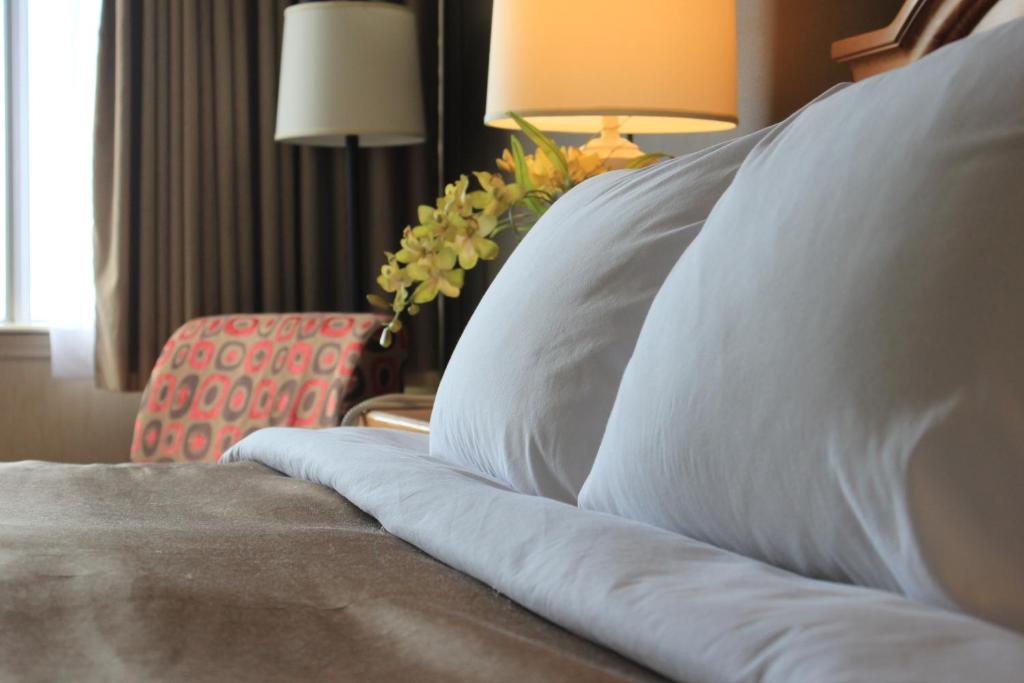 Una cama o camas en una habitación de Confederation Place Hotel