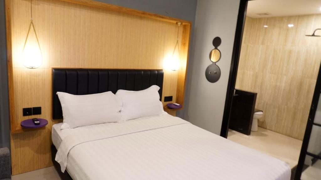 Postel nebo postele na pokoji v ubytování Oak Tree Urban Hotel Jakarta