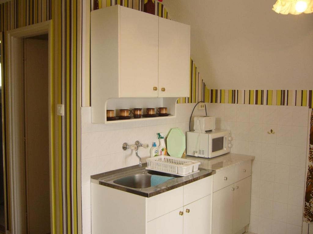 Kuchyňa alebo kuchynka v ubytovaní Ország Apartmanház