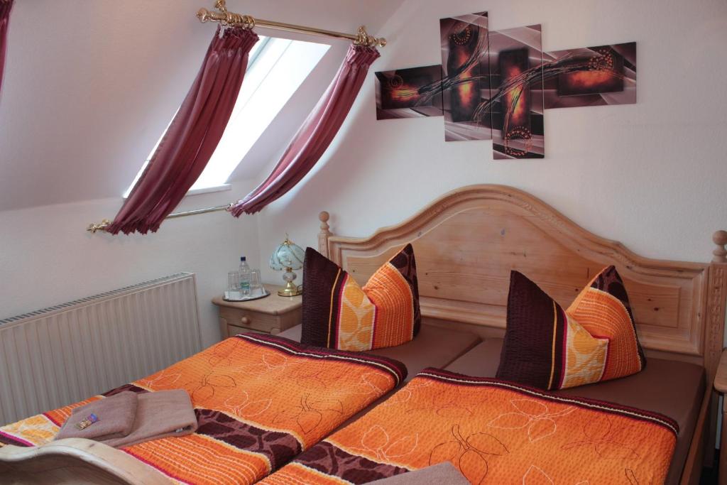 a bedroom with two beds and a window at Hotel Stadt Pausa in Pausa