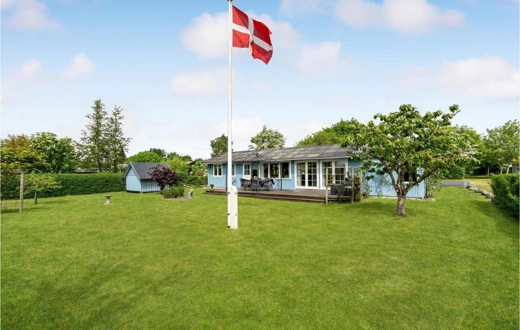 Lovely Home In Svendborg With Wifi في سفينبورغ: علم كندي يرفرف أمام المنزل
