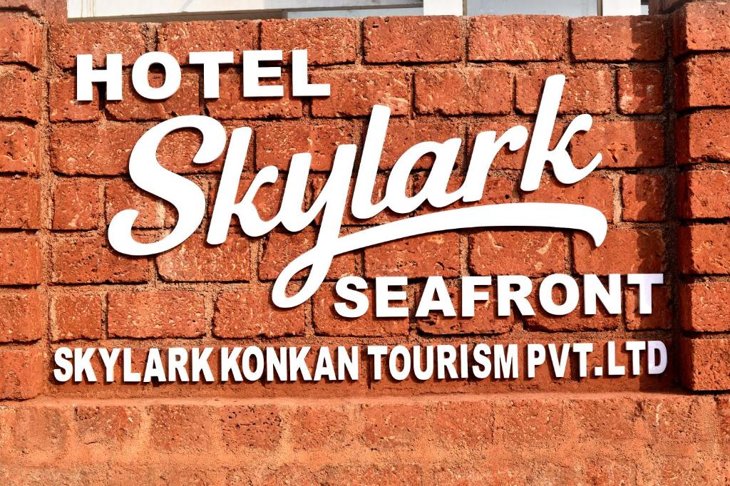 Un letrero que indica el nombre de un restaurante de metro de un hotel en una pared de ladrillo. en The Byke Skylark Seafront Resort, Dapoli, en Murūd