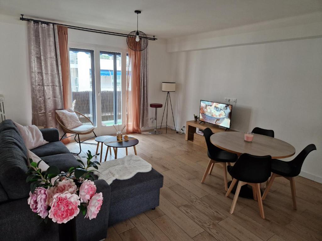 un salon avec un canapé et une table dans l'établissement Cozy Home Center of Antibes, à Antibes