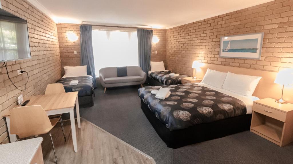 Postel nebo postele na pokoji v ubytování Tropicana Motor Inn
