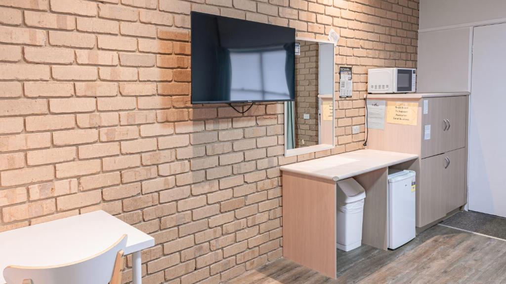 Kuchyň nebo kuchyňský kout v ubytování Tropicana Motor Inn