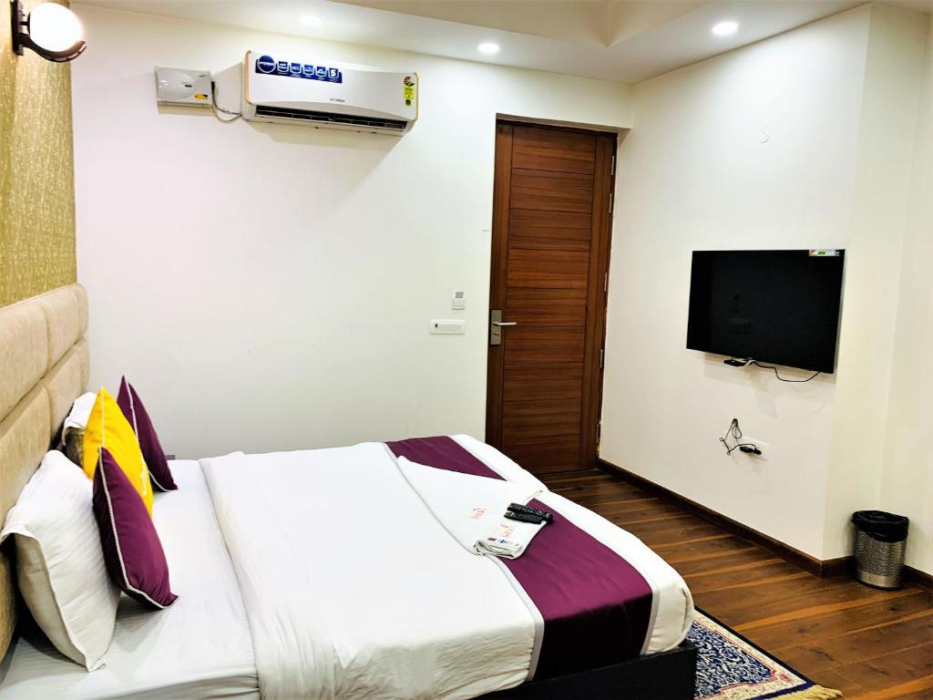 TV a/nebo společenská místnost v ubytování Lime Tree Hotel Pulkit Gurgaon-Artemis Hospital, Nearest Metro Huda City Centre