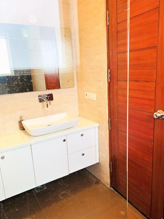Koupelna v ubytování Lime Tree Hotel Pulkit Gurgaon-Artemis Hospital, Nearest Metro Huda City Centre