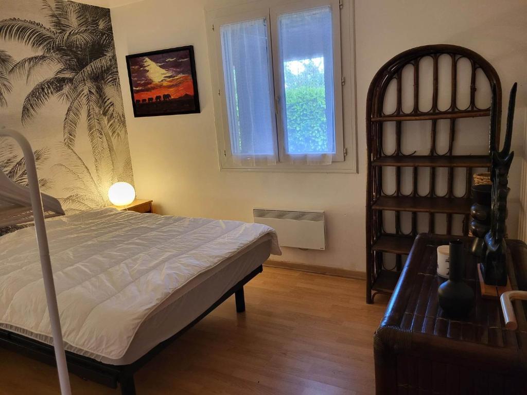 sypialnia z łóżkiem, krzesłem i oknem w obiekcie Maison verdure & calme w mieście Castries